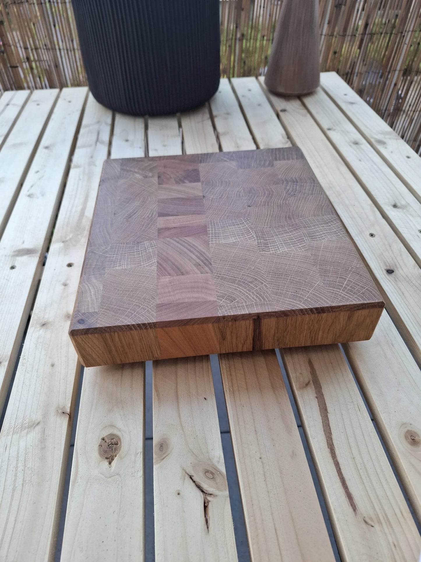 Handgefertigtes Stirnholz-Schneidebrett aus Eiche & Kirschbaum | 27 × 24,5 × 4,7 cm