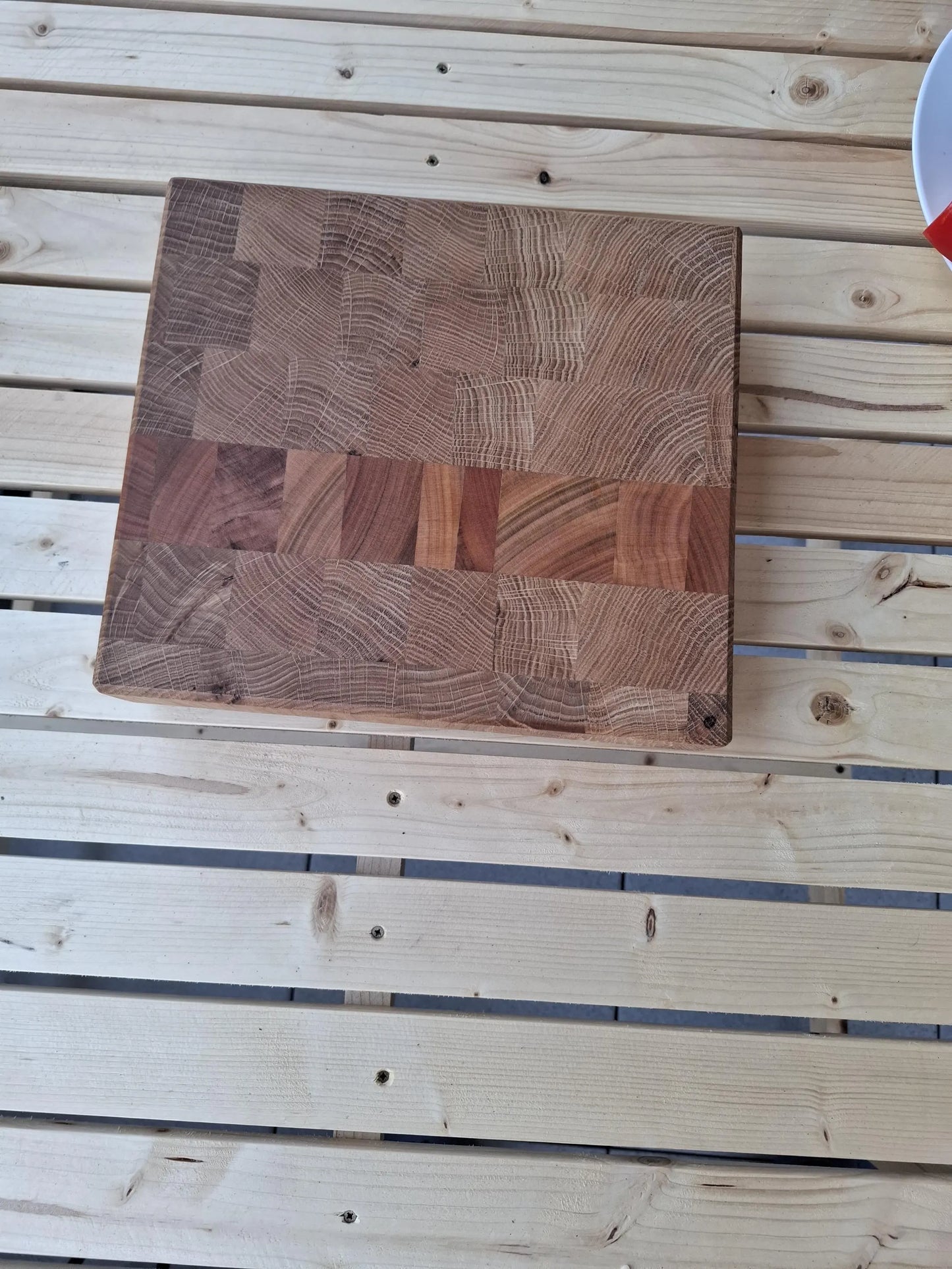 Handgefertigtes Stirnholz-Schneidebrett aus Eiche & Kirschbaum | 27 × 24,5 × 4,7 cm