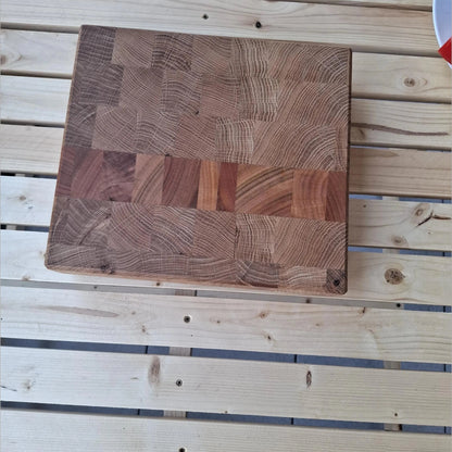 Handgefertigtes Stirnholz-Schneidebrett aus Eiche – 27 cm