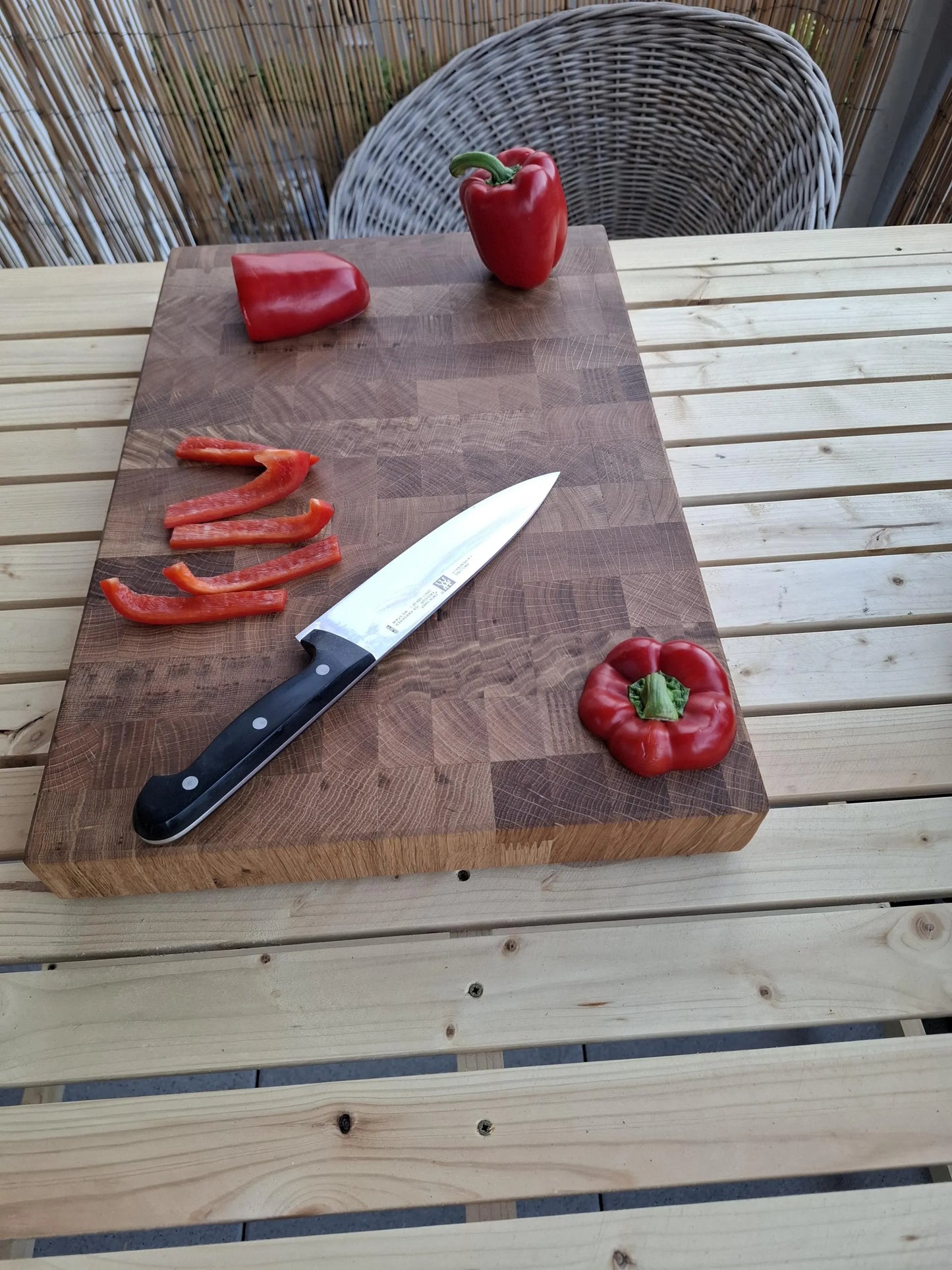 Handgefertigtes Stirnholz-Schneidebrett aus Eiche | 52 × 35 × 4,8 cm