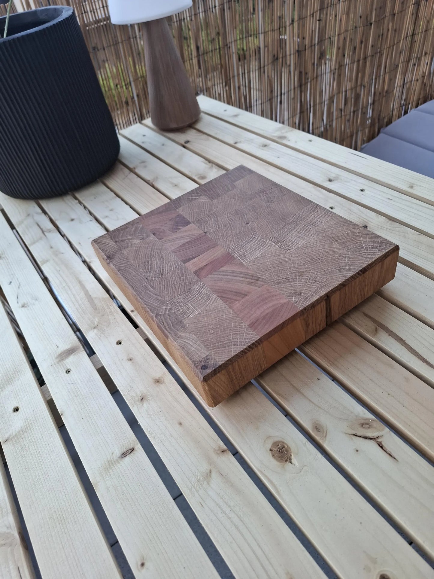 Handgefertigtes Stirnholz-Schneidebrett aus Eiche & Kirschbaum | 27 × 24,5 × 4,7 cm