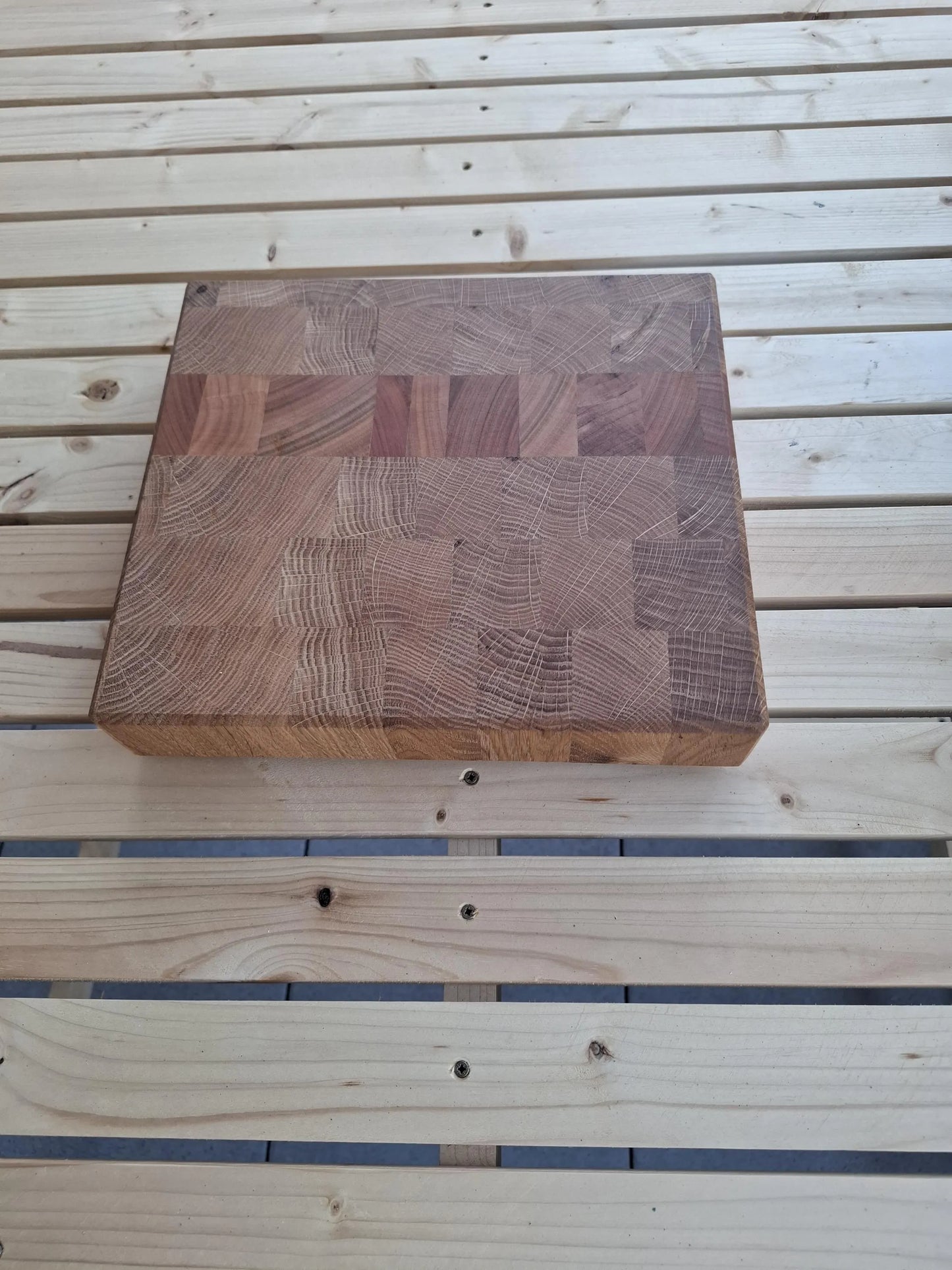 Handgefertigtes Stirnholz-Schneidebrett aus Eiche & Kirschbaum | 27 × 24,5 × 4,7 cm