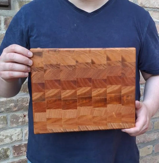 Handgefertigtes Stirnholz-Schneidebrett aus Kirschbaum | 30,3 × 24,4 × 2,7 cm