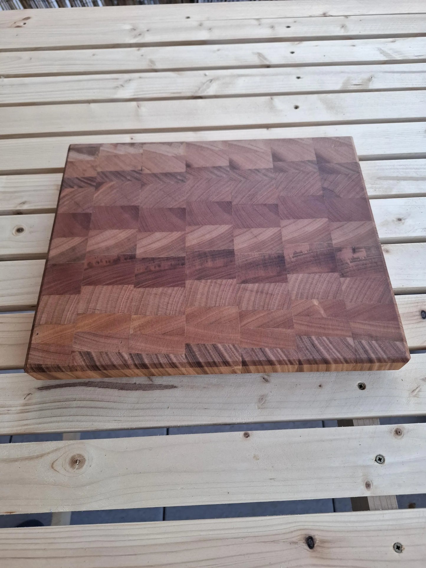 Handgefertigtes Stirnholz-Schneidebrett aus Kirschbaum | 30,3 × 24,4 × 2,7 cm