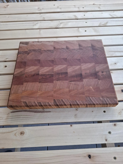 Handgefertigtes Stirnholz-Schneidebrett aus Kirschbaum | 30,3 × 24,4 × 2,7 cm