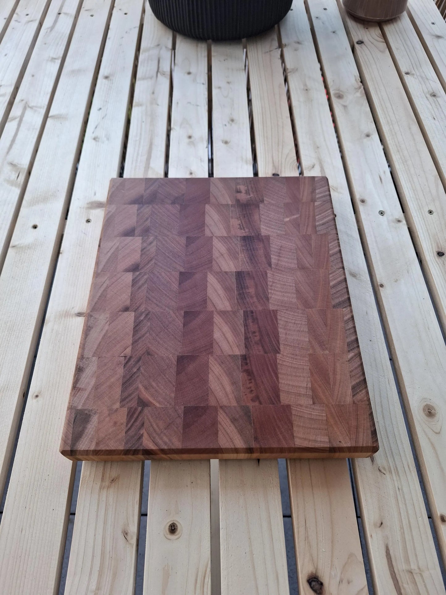 Handgefertigtes Stirnholz-Schneidebrett aus Kirschbaum | 30,3 × 24,4 × 2,7 cm