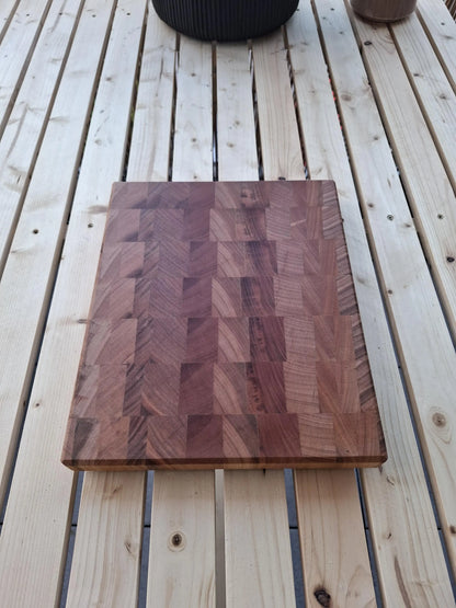 Handgefertigtes Stirnholz-Schneidebrett aus Kirschbaum | 30,3 × 24,4 × 2,7 cm