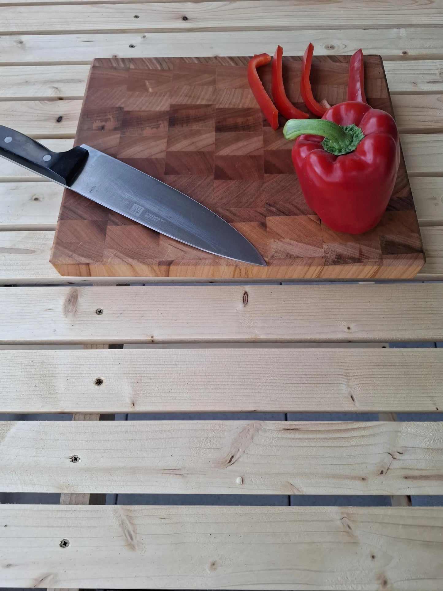 Handgefertigtes Stirnholz-Schneidebrett aus Kirschbaum | 30,3 × 24,4 × 2,7 cm